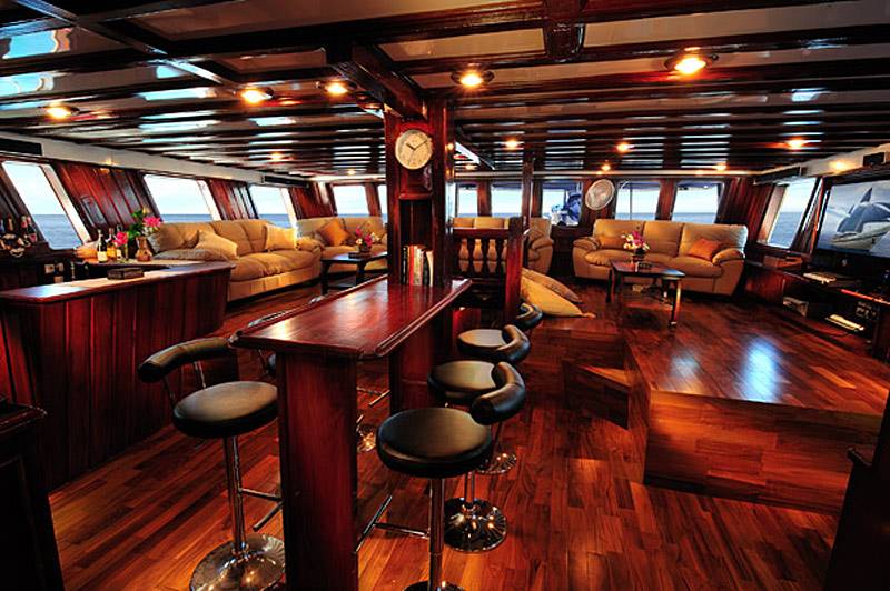 Tauchsafari Philippinen | Philippine Siren Tauchschiff | Saloon & Lounge