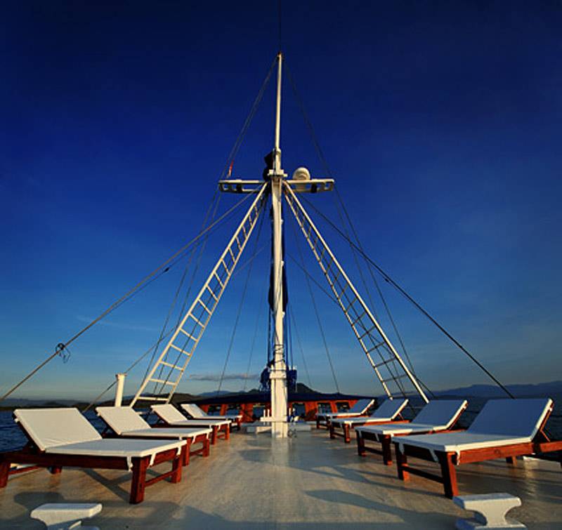 Tauchsafari Philippinen | Philippine Siren Tauchschiff | Sonnendeck