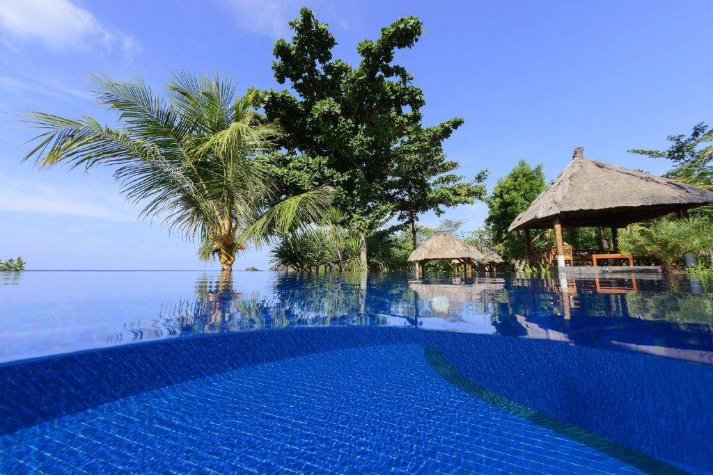 Tauchreise Bali (Indonesien) | Alam Batu Beach Bungalow Resort | Infinitypool