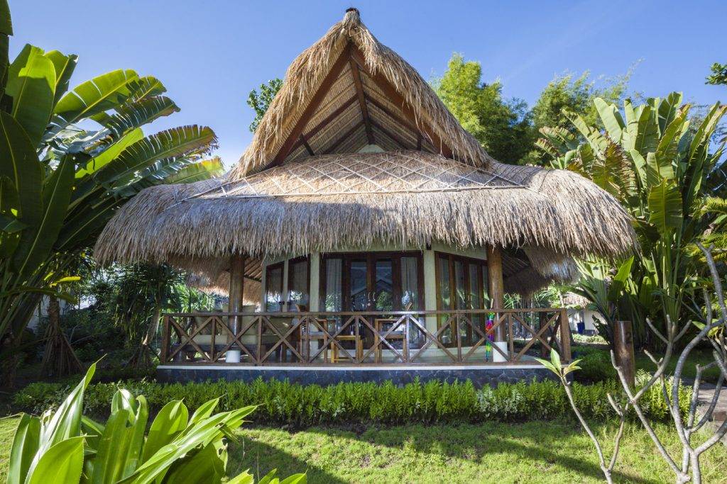 Tauchreise Bali (Indonesien) | Alam Batu Beach Bungalow Resort | Bungalow mit Terrasse