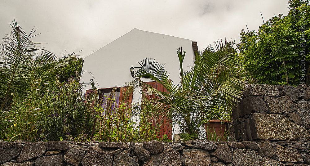 Tauchreise Azoren (Pico) | Casa Cachalote Unterkunft | Steinhausbungalow mit Garten