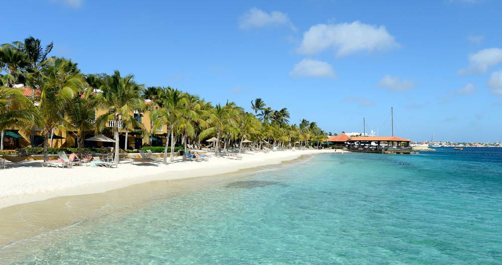 Tauchreise Bonaire | Harbour Village Beach Club | Resortgelände vom Meer aus