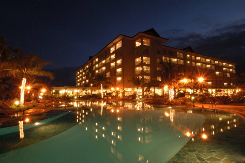 Tauchreise Palau | Palau Royal Resort | Hotelgebäude und Pool