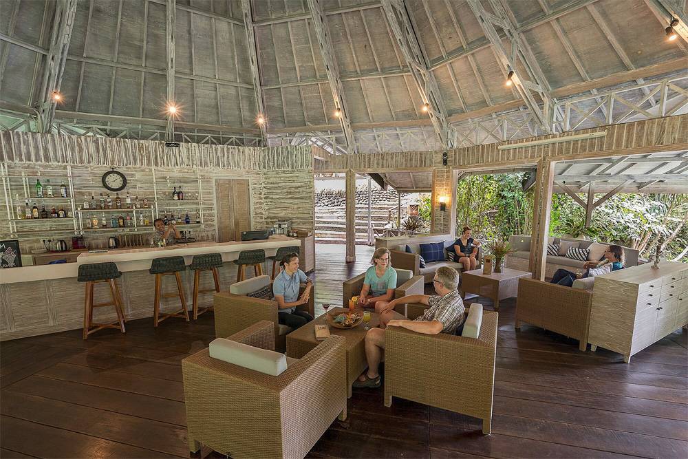 Tauchreise Indonesien (Sulawesi) | Lembeh Resort Dive Resort & Spa | Loungebar unter Palmgrasdächern