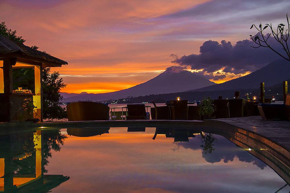 Tauchreise Indonesien (Sulawesi) | Lembeh Resort Dive Resort & Spa | Pool und Meer