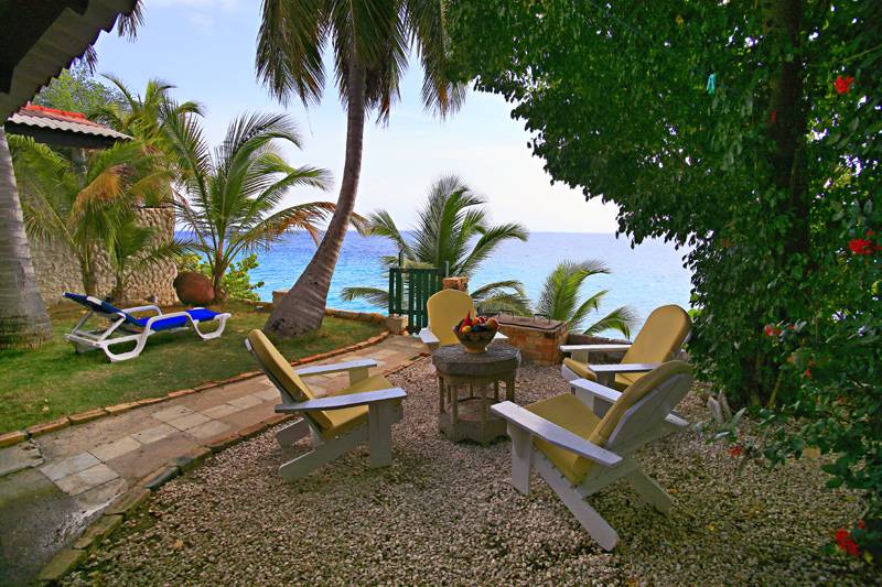 Tauchreise Curaçao | Sun Reef Village on Sea | Terrasse mit tropischen Pflanzen