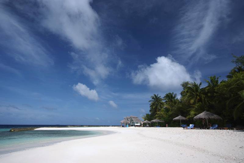 Tauchreise Malediven (Ellaidhoo) | Tauchbasis Dive & Sail Ellaidhoo | Weißer Strand & türkisblaues Meer