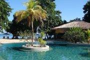 Tauchreise Indonesien (Sulawesi) | Siladen Resort & Spa | Tropisch bewachsener Poolbereich