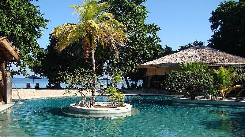 Tauchreise Indonesien (Sulawesi) | Siladen Resort & Spa | Tropisch bewachsener Poolbereich
