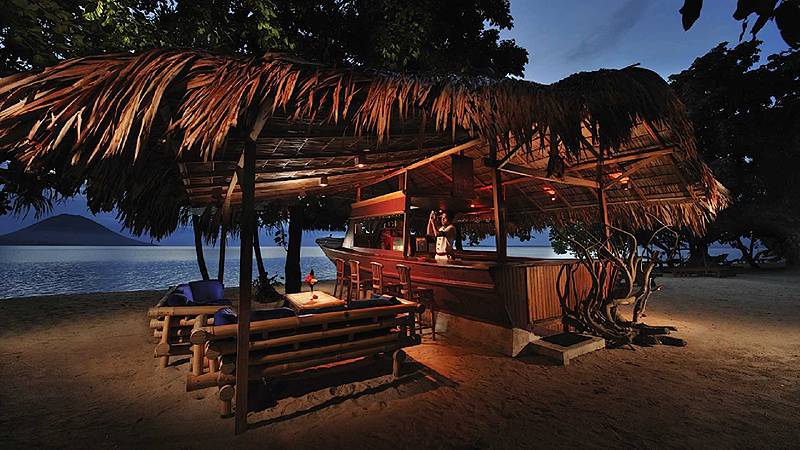Tauchreise Indonesien (Sulawesi) | Siladen Resort & Spa | Strandbar