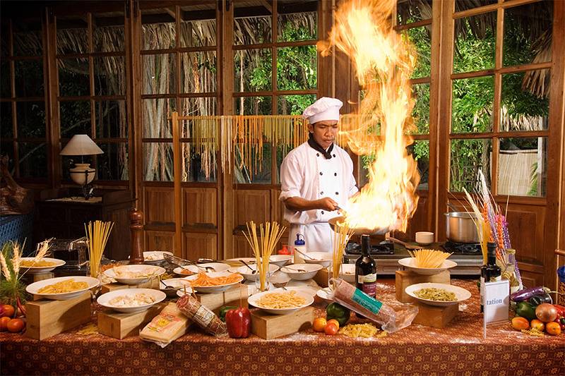Tauchreise Indonesien (Sulawesi) | Siladen Resort & Spa | Open Cooking