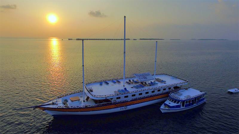 Tauchsafari Malediven | Nautilus Two Tauchschiff | Beiboot